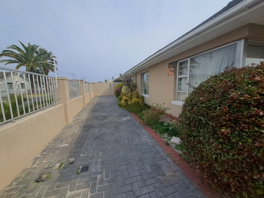 6 Bedroom Property for Sale in Athlone Western Cape